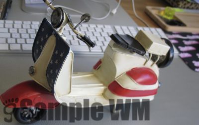 Kleiner Vespa Roller Barbie Größe Deko
18 
