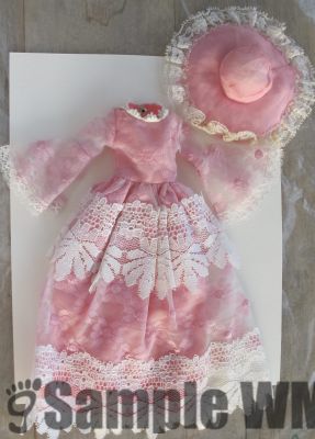 Petra Kleid rosa-weiss mit Hut
30

