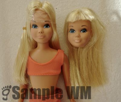 Skipper NO Bangs Malibu Fabrik Kopf 1.
No Bangs Kopf Fabrikfund aus Japan. Ich habe ihn auf einen passenden Skipper Malibu Body gesetzt. Original Bikini und Kopf sind dabei. 220 
